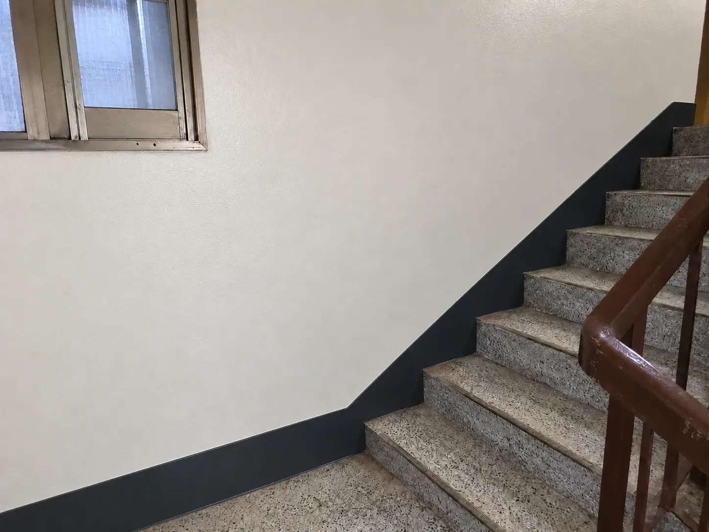 벽과 걸레받이를 새로 칠한 계단실